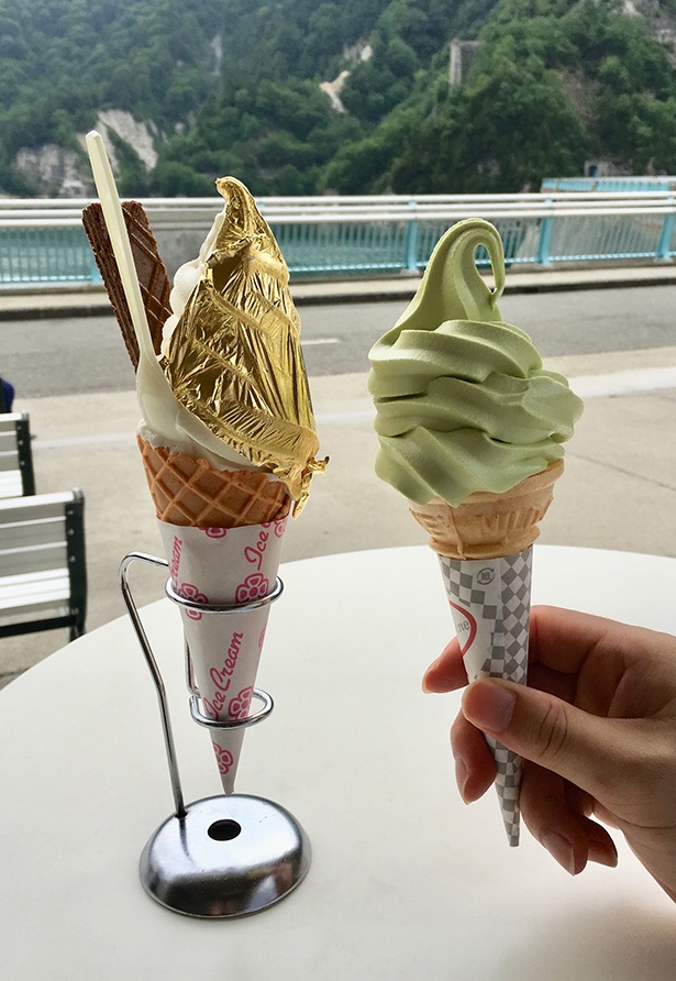 2017年に登場した「幻の埋蔵金ソフトクリーム(1000円)」（左）と、ほのかなカレー味の「黒部ダムカレーソフトクリーム(300円)」（右）