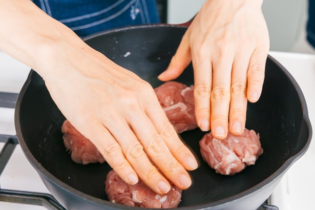 肉団子を軽く押し込んで楕円型に 調理／みきママ　撮影／福井麻衣子　スタイリング（衣装）／三島和也（Tatanca）　スタイリング（フード）／カナヤマヒロミ　ヘア&メイク／佐藤真希　取材・文／岸野愛