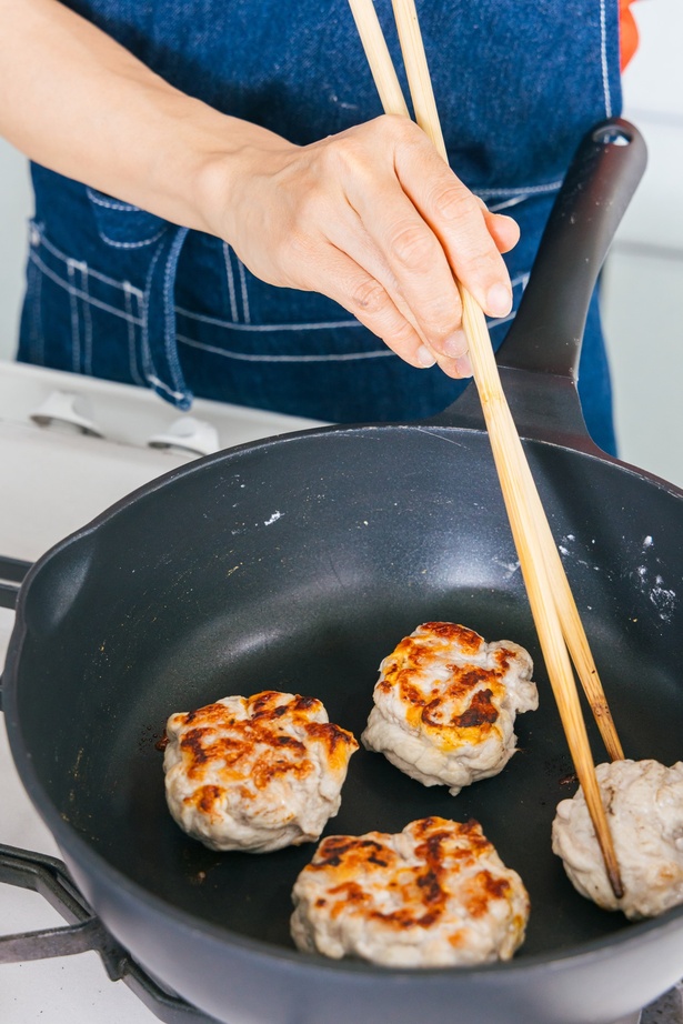 お肉も野菜も揚げずに焼くだけ！ 調理／みきママ　撮影／福井麻衣子　スタイリング（衣装）／三島和也（Tatanca）　スタイリング（フード）／カナヤマヒロミ　ヘア&メイク／佐藤真希　取材・文／岸野愛
