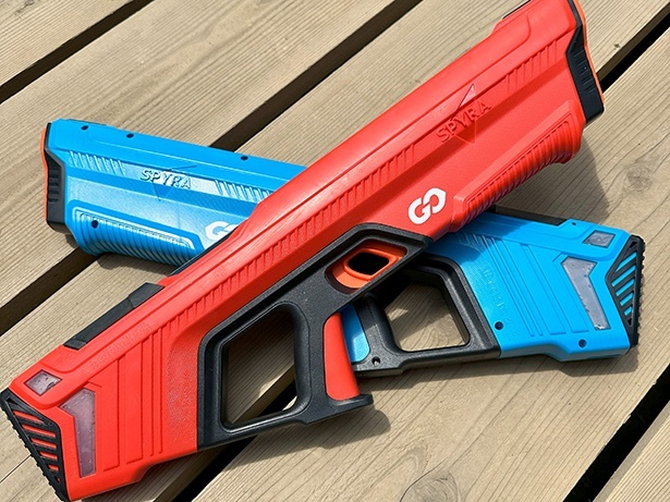 【写真】手動充填式ながら最大約8メートルの射程を誇る高性能な水鉄砲「SpyraGO」。ボディの長さは54センチ、重量はわずか890グラム