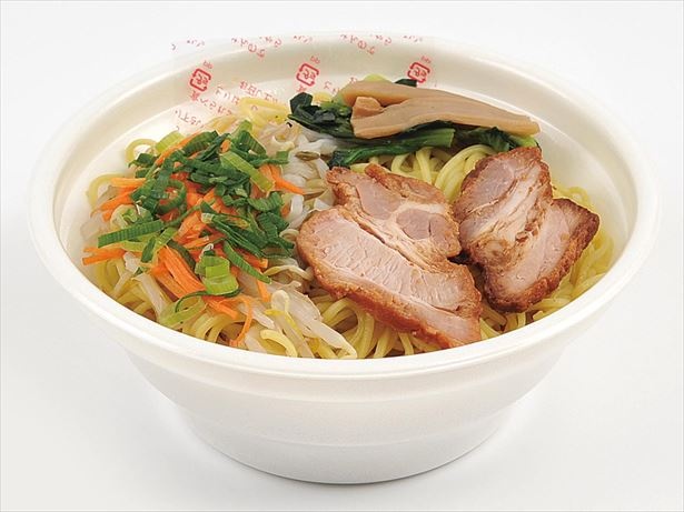 【写真を見る】じっくり炙ったチャーシューを乗せ、鶏ガラだしと香味野菜の旨みのあるスープが特徴の醤油ラーメン
