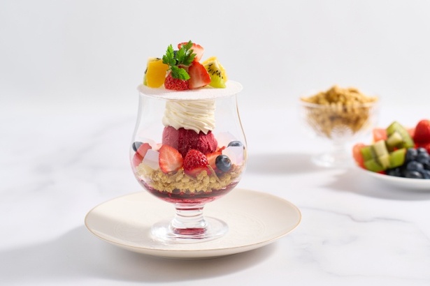 OMO5小樽の「目覚めのフロマージュパルフェ」。朝にぴったりの、発酵食材とスーパーフルーツを使った特製パフェ