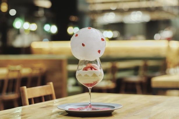 OMO7旭川の「苺とフレッシュクリームのパフェ」。ショートケーキをイメージした愛らしいご褒美パフェ