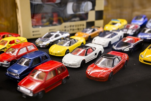 【写真】1階のライブラリーには、約150台のホンダ車のトミカが集合