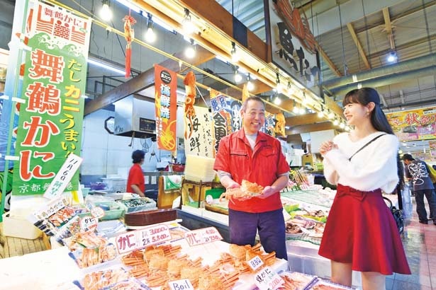 【写真を見る】「魚たつ」など4軒の鮮魚店が集まる市場/道の駅 舞鶴港 とれとれセンター