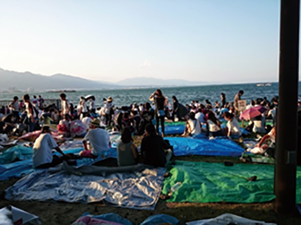 打ち上げポイントから少し離れているため、比較的のんびりとした雰囲気が漂うにおの浜エリア。有料観覧席で観覧する予定がない場合はこちらのエリアを目指そう