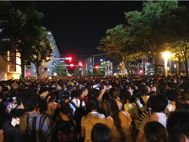 におの浜から駅までは徒歩60分以上かかることも。混雑を避けるため、帰りは22時まで会場で待機を