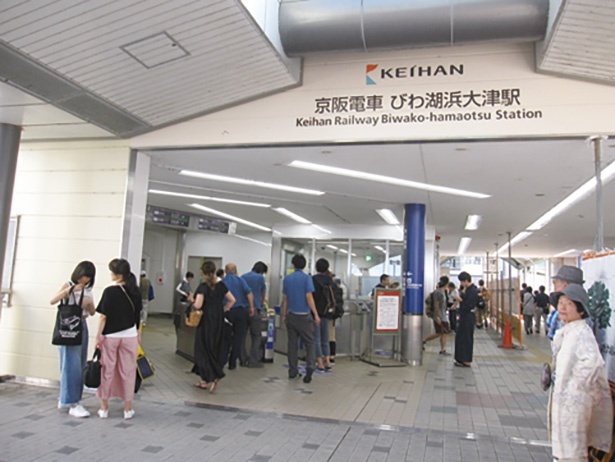 駅には17時までの到着がおすすめ。16時台に到着すれば、待たずに帰りの切符を購入できるほど快適