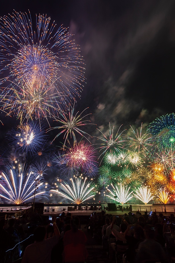 ライトアップされた湖上噴水と花火のコラボは必見。湖面の神秘的な輝きも見逃せない!