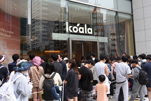 オープン初日にはパジャマ姿の来店者が集まり、長蛇の列ができていた
