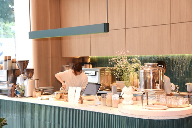 「コアラ青山ショールーム」には飲食が楽しめるカフェスペースもあり