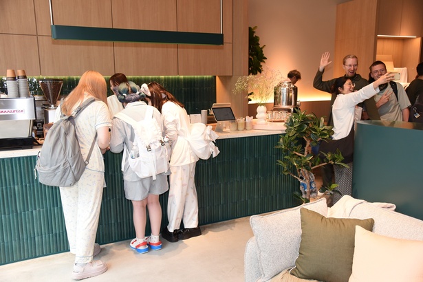 オープン初日の「コアラ青山ショールーム」の様子