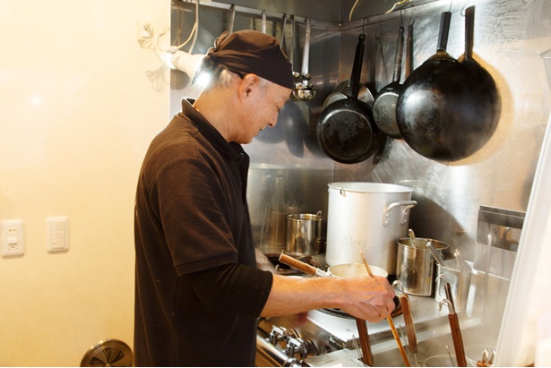 店長の屋良利真さん。ラーメン店で従事し、30年を超えるベテラン。気さくな笑顔と丁寧な接客に客足が絶えない