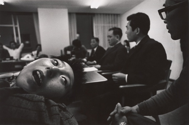 日本とのかかわりが深い写真家でもあった(水俣問題の中央公害審査委員会、東京、1973年頃）