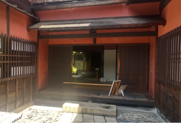 今は閉ざされている正門 
