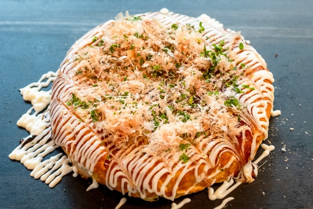 細かくカットされた豚バラ肉入り。ヘラでお好み焼きが切りやすく、食べやすさへの配慮もうれしいポイント