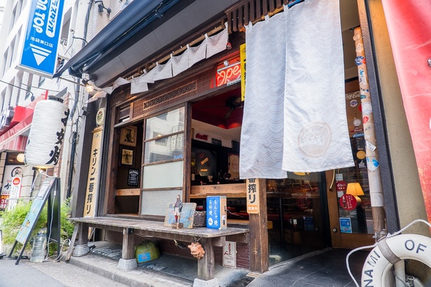 縁側のあるノスタルジックな外観。夏場に涼しげな印象あたえる都会のオアシス