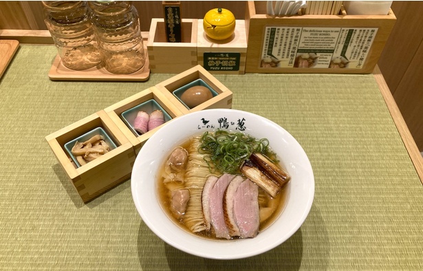 【写真】国産全粒粉と小麦粉をブレンドしたオリジナルの特注麺を使用している「特上鴨らーめん」(1580円)