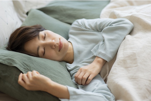 寝苦しい夜が癒しの睡眠タイムに Ushico / PIXTA(ピクスタ)
