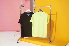 バックにはロゴ入り