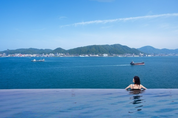 水面が海や空と一体となるような設計の「インフィニティプール」