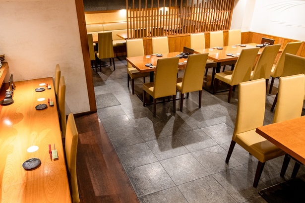 店内はゆったりしたテーブル席や、座敷席、個室がある