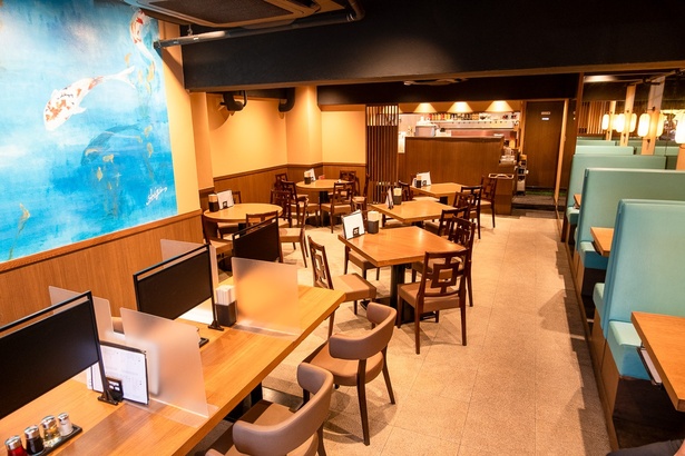 絵画に合わせた、ブルーのソファー席のカラーがアクセントになった店内。かしこまることなく楽しく中華が堪能できる雰囲気