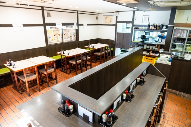 6年前にリニューアルした店舗は、コの字型のカウンターがおひとり様を迎え入れてくれる。2階にも座席があるので、ゆったり過ごせる