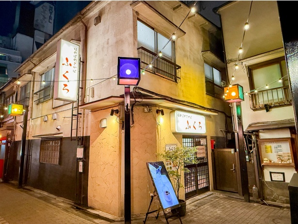 美久仁小路の中心に店を構える「ふくろ」。夜の灯りが情緒を演出してくれる