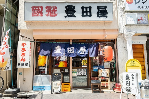 冷えたビールとやきとんを求めて、次から次へと人が吸い込まれていく池袋の名物居酒屋