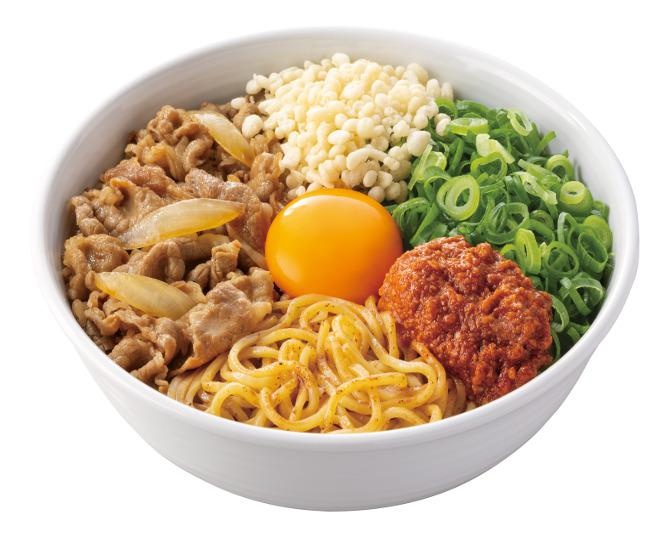 吉野家から初の麺商品！ガツンと食べたいときにぴったり！テイクアウトもOKの「牛玉スタミナまぜそば」登場