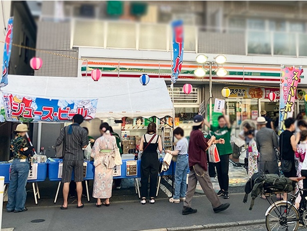 道中には路面販売を行なっているコンビニも