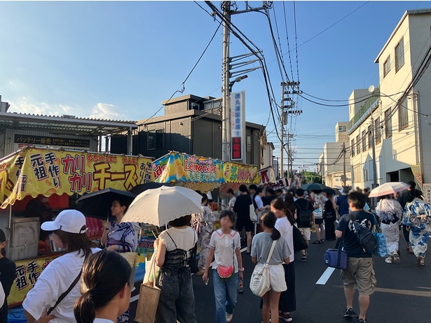 会場に向かう途中には出店も