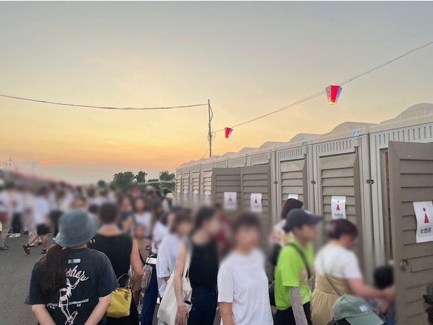 会場内の仮設トイレは男女それぞれの専用トイレとなっている