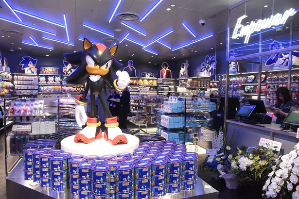 シャドウ・ザ・ヘッジホッグの立像が印象的な「SEGA STORE TOKYO」の内装