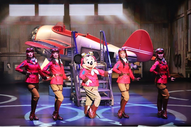 【写真】普段はスカート姿が多いミニーマウスだが、パイロットのコスチュームもお似合い！
