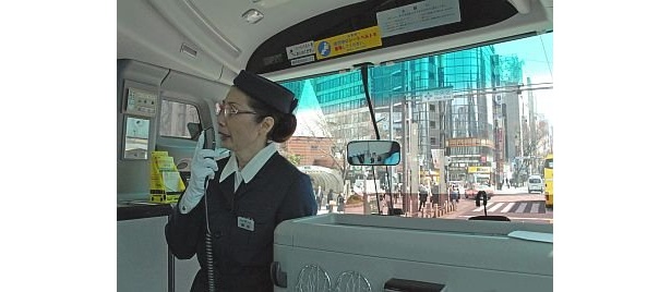 昭和の制服を着たガイドに、当時の記憶がよみがえる!?