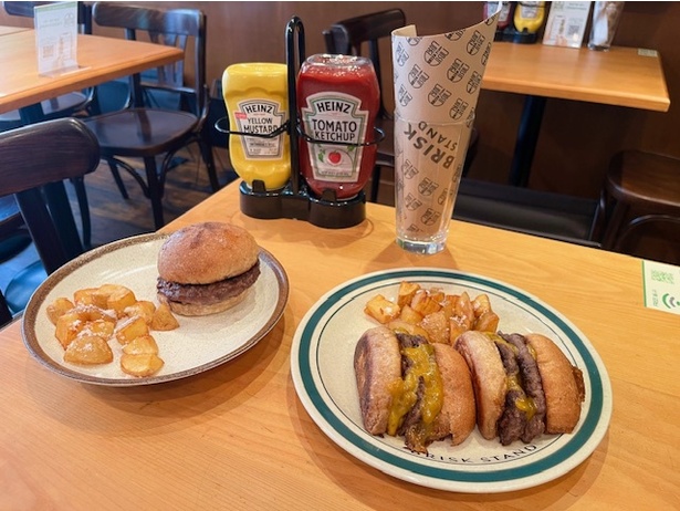 記念キャンペーンで付いてくるクラシックバーガー(左)には余計な調味料を使っておらず、バンズの甘みと国産牛を使ったパティのうまみが直接感じられる