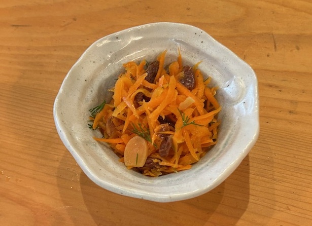 前菜やお酒のあてにぴったりな「ハーブ香るにんじんのマリネ」(650円)