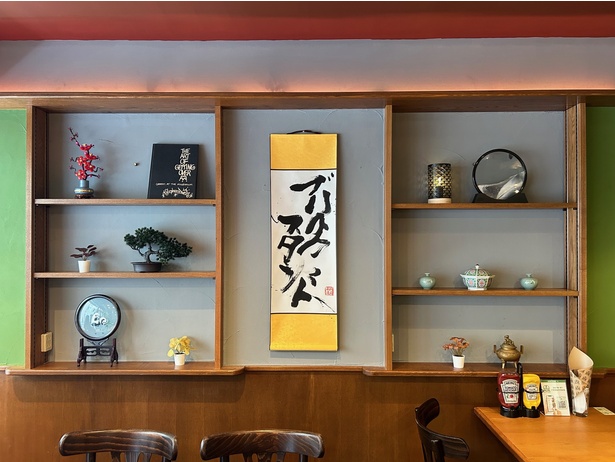 店内には和モダンをイメージさせるインテリアも並んでいて、デートや特別な日のお店としても使える