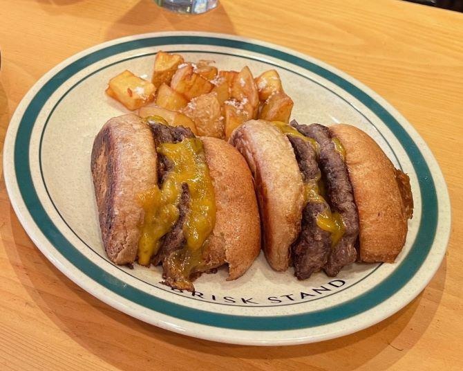 日本一に輝いた“半分に切れてるバーガー”はなぜおいしい？切った理由は？新店舗オープンでディナー限定メニューも登場