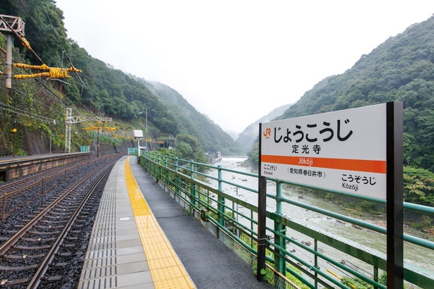 期間中は臨時列車も運行。日中は1時間に5・6本の列車が定光寺駅に停車する