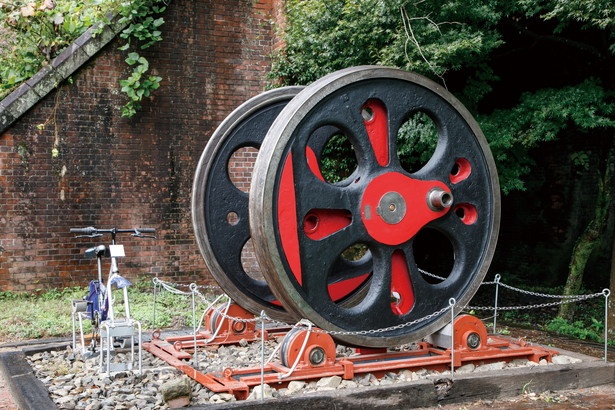 貴婦人と呼ばれたC57型蒸気機関車の動輪が展示。横に設置された自転車のペダルを漕げば車輪が回る仕組み