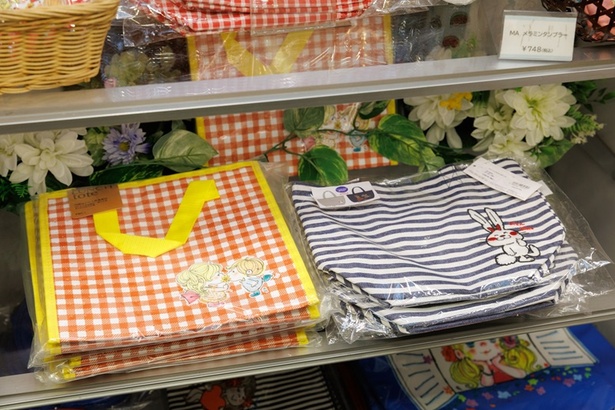 暑い日に活躍してくれる「不繊布保冷バッグ」(1650円)と、気分によって使い分けたい「リバーシブルランチトートバッグ(ネイビー)」(3960円)