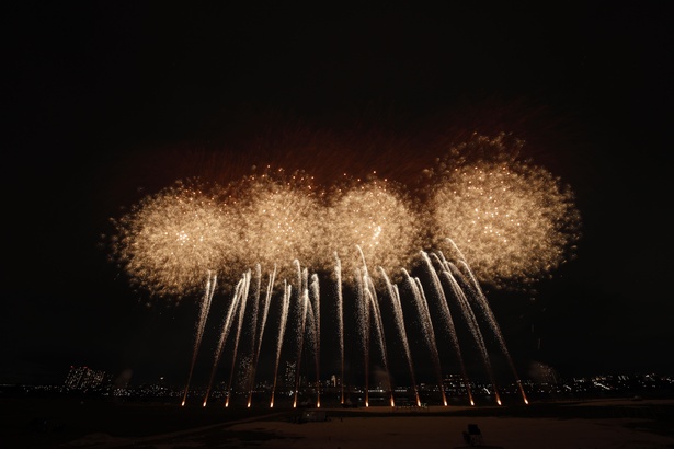 黄金の光が夜空を覆う、圧巻の金カムロ花火