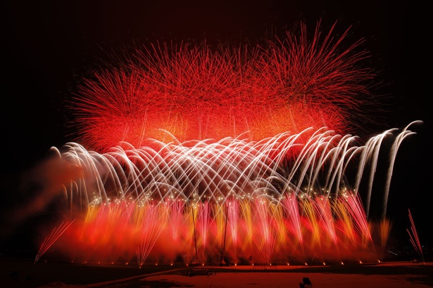 幾重にも重なる光のアーチが夜空を彩る、幻想的な演出