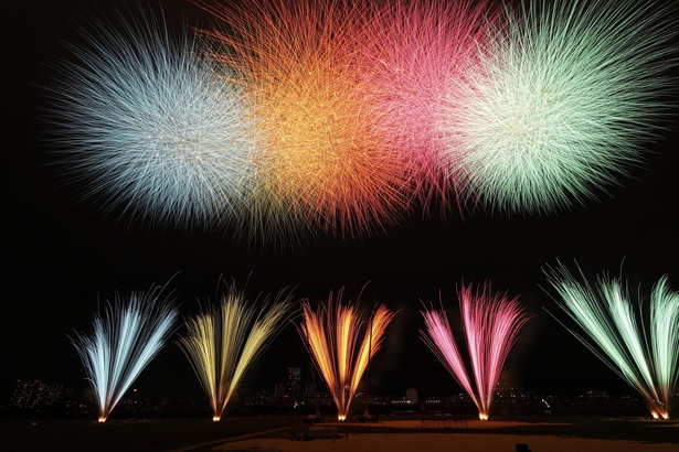 色鮮やかな花火が夜空に咲く、カラフルな光の競演
