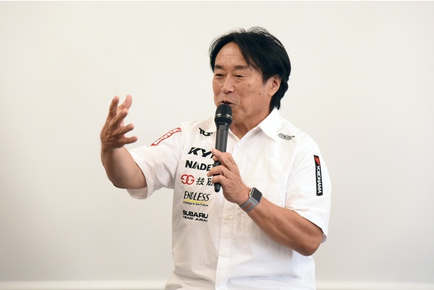 ラリードライバーの新井敏弘選手