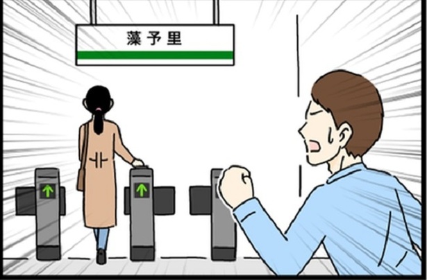 猛ダッシュで改札へ向かう男性