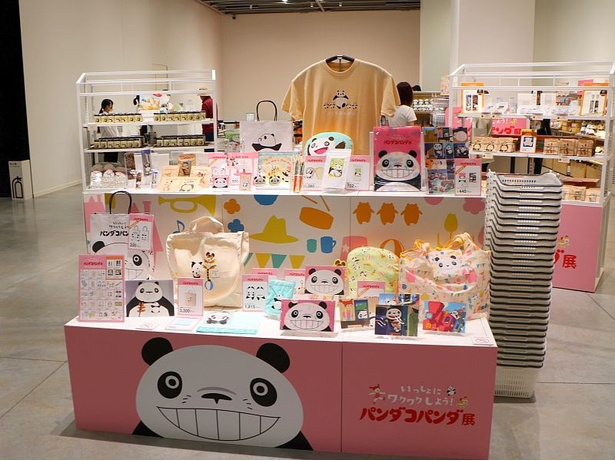 限定アイテムを販売する併設ショップ。ショッパーやキーホルダー、もこもこポーチ、Tシャツなど、 かわいさと実用性をかねそなえたアイテムが勢ぞろい